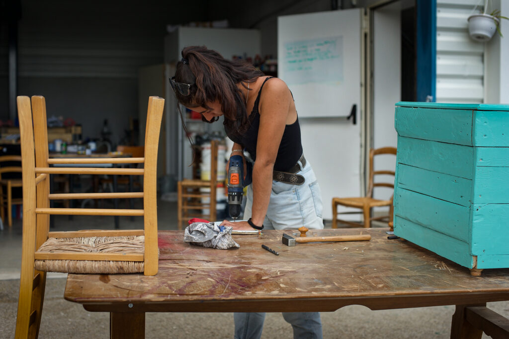 salarié au travail dans atelier recyclerie rénovation récupération création upcycling homme femme 